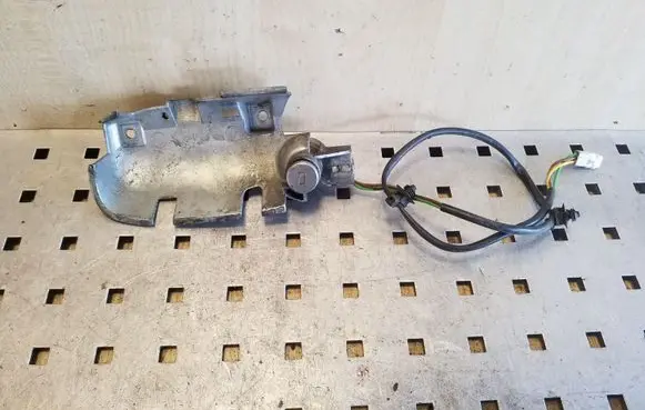 Volvo S40, V40 Front door lock (next to the handle) 