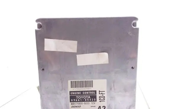 Toyota Avensis T220 Engine control unit/module 8966105420 MB1758005033