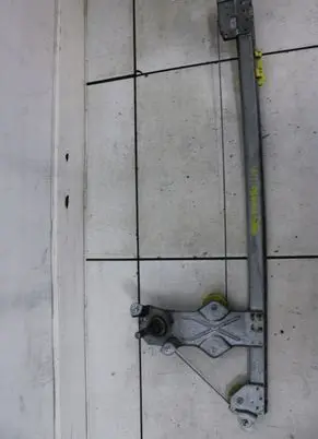 Opel Vivaro Front door window regulator with motor 