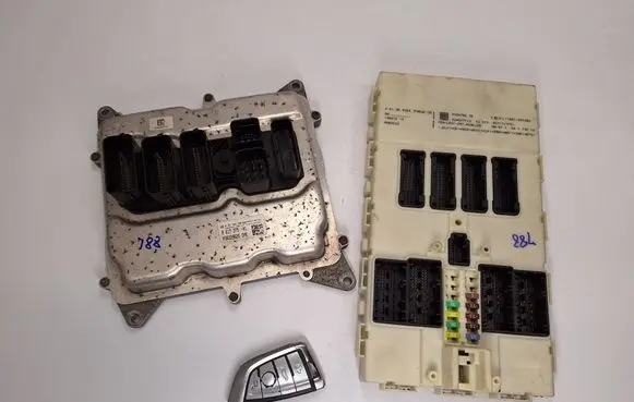 BMW 3 F30 F35 F31 Engine ECU kit and lock set 8617375 12148617375 0261S09708