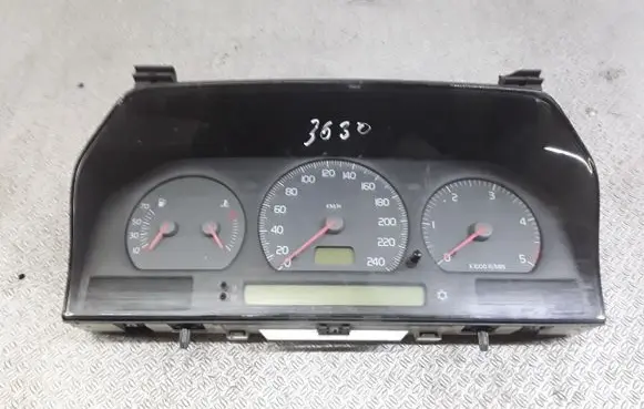 Volvo S70 V70 V70 XC Speedometer (instrument cluster) 9168386