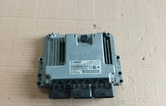 Peugeot 2008 I Engine control unit/module 9805947680
