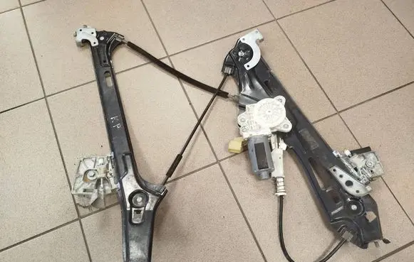 Mercedes-Benz CLS C219 Front door window regulator with motor