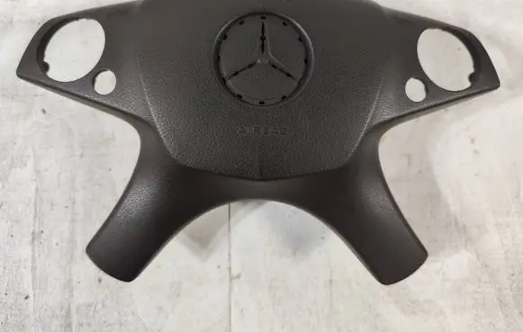Mercedes-Benz C W204 Steering wheel airbag cover 3055439