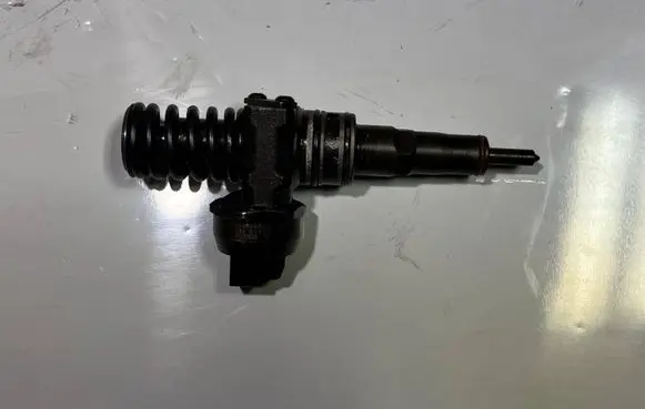 Volkswagen PASSAT B6 Fuel injector 0414720215 038130073AG