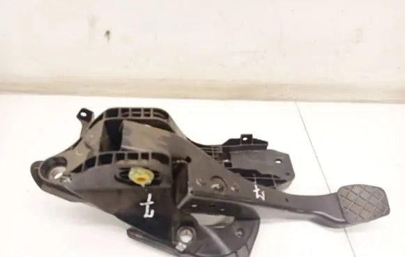 Volkswagen Golf VII Brake pedal 
