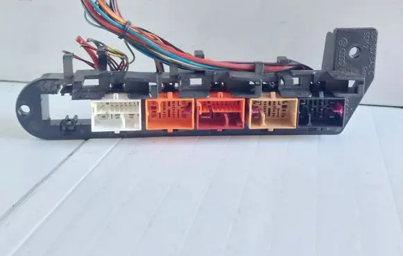 Volkswagen PASSAT B5.5 Fuse module 8D1937545C