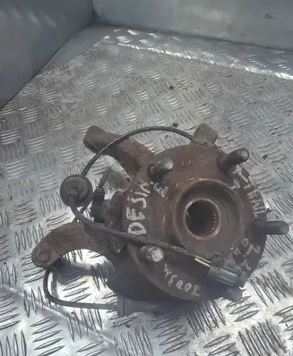 Nissan X-Trail T30 Front wheel hub 