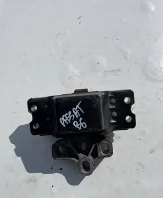 Volkswagen PASSAT B6 Engine mount bracket 3C0199555