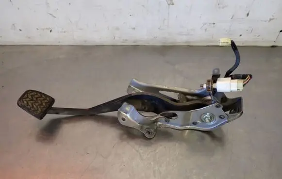 Toyota Urban Cruiser (XP110) Brake pedal 