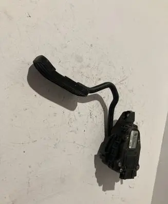Accelerator throttle pedal
