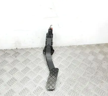Accelerator throttle pedal