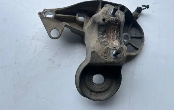 Audi A6 S6 C6 4F Engine mounting bracket 4F0199352M