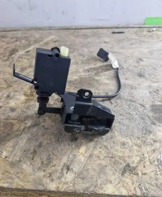 BMW 5 E39 Tailgate window lock/catch/latch 8384069