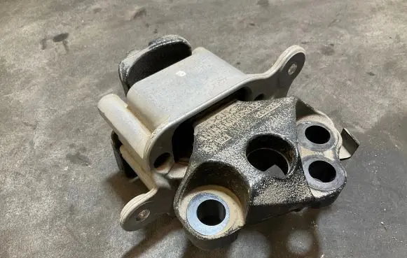 Land Rover Evoque II Engine mount bracket L8D27M121AE