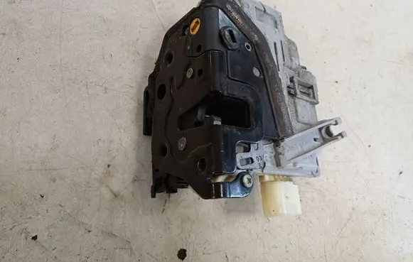 Volkswagen PASSAT B6 Rear door lock 3C4839015A