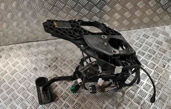 Cadillac Escalade IV Brake pedal 33151976 M9607