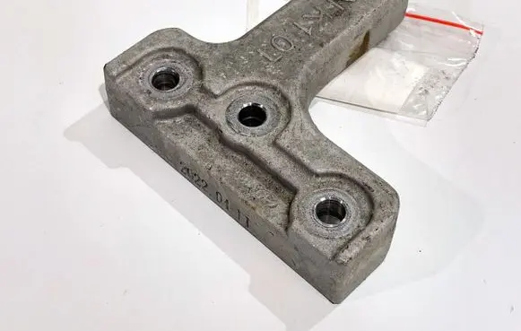 Hyundai Kona I Engine mounting bracket 