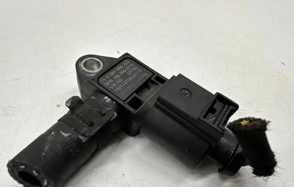 Volkswagen Golf VII Air pressure sensor 04L906051B