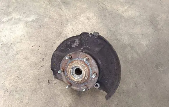 Mitsubishi L200 Front wheel hub spindle knuckle