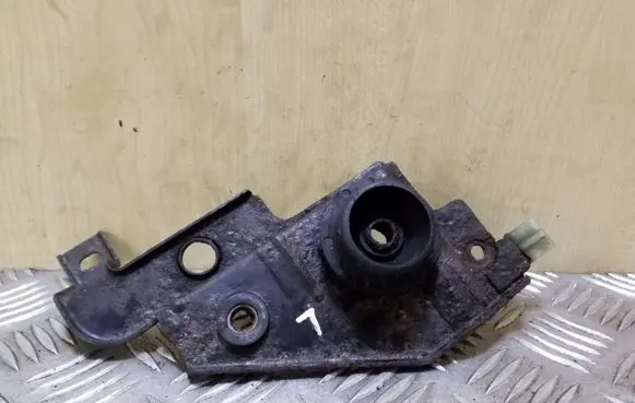 Toyota Avensis T270 Radiator mount bracket