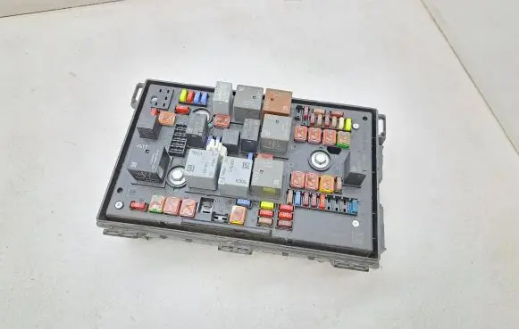 Opel Zafira C Fuse module 13368645