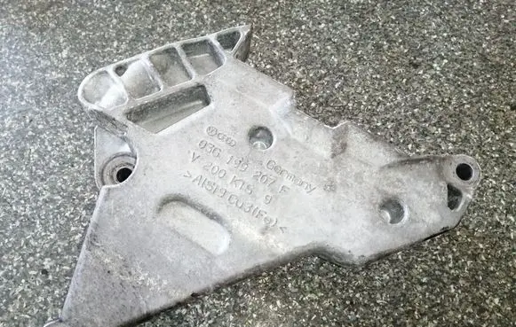 Volkswagen PASSAT B6 Engine mounting bracket 03G199207F