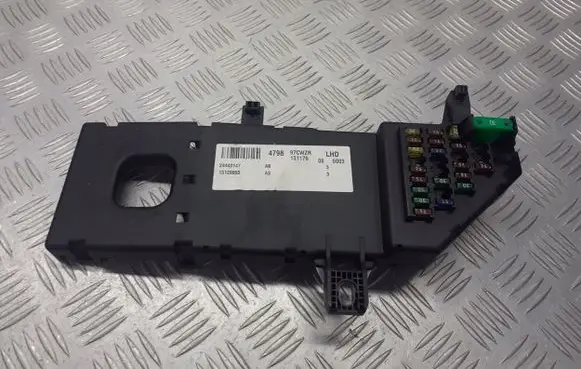 Opel Signum Fuse box cover 24443147