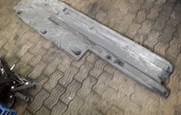 Mercedes-Benz C W204 Center/middle under tray cover A2046100208