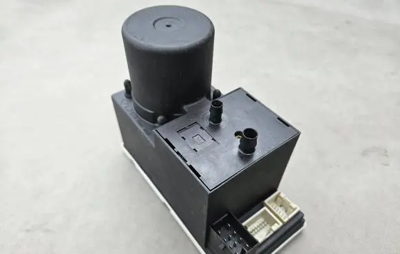 Audi A3 S3 8L Central locking vacuum pump 8D0862257 70062701