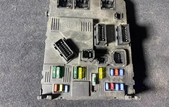 Peugeot 407 Fuse module 9655221180 BSIS0300 S120104600J