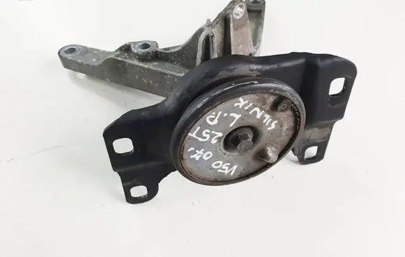 Volvo V50 Engine mounting bracket 30778793 BQ2HA