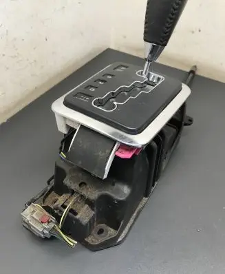 Chrysler Pacifica Gear shifter/selector 04683981AB 8332169208