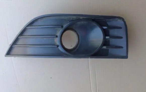 Chevrolet Volt I Front fog light trim/grill 