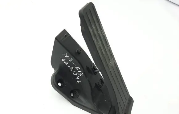 Mercedes-Benz E W213 Accelerator throttle pedal A2053000004
