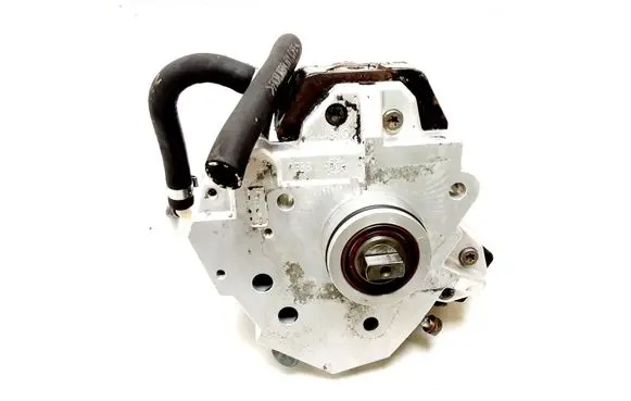 Volvo XC70 Fuel injection high pressure pump 8689590