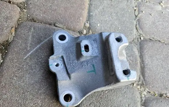 Opel Mokka B Gearbox mounting bracket 9824272980