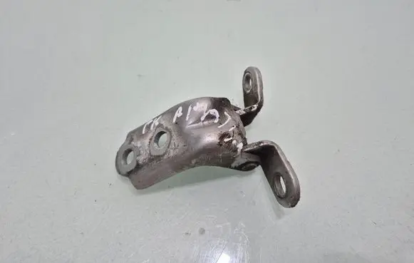 Hyundai Tucson JM Front door lower hinge 