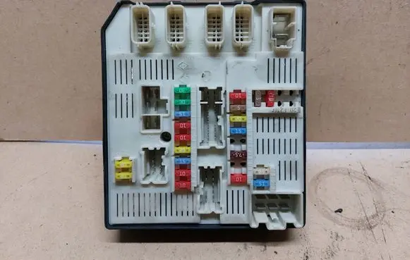 Renault Laguna III Fuse module 284B66052R 7188799954 519287A22