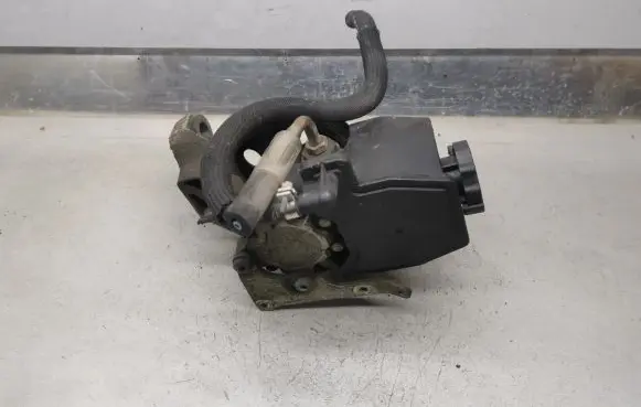 Mercedes-Benz C W203 Power steering pump A0024668401