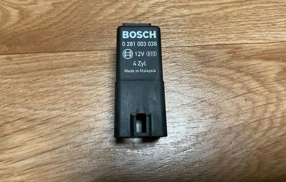 Volkswagen PASSAT B6 Glow plug pre-heat relay 0281003038