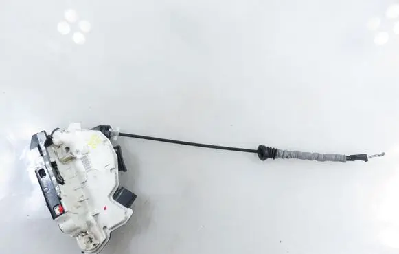 Volkswagen Tiguan Front door lock 5N1837015F
