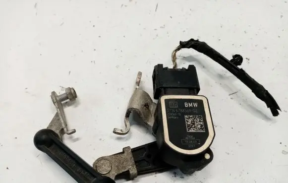 Headlight/headlamp level sensor
