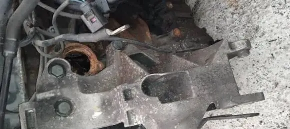 Volkswagen PASSAT B5 Engine mounting bracket 038903143M
