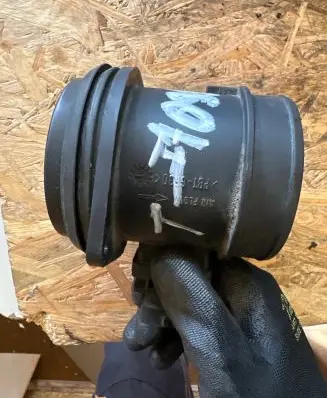 Volvo V70 Mass air flow meter 0281002730 30677999
