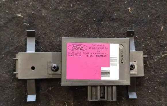 Ford Focus Door central lock control unit/module 98AG15K600AA 5WK4720A T83SA