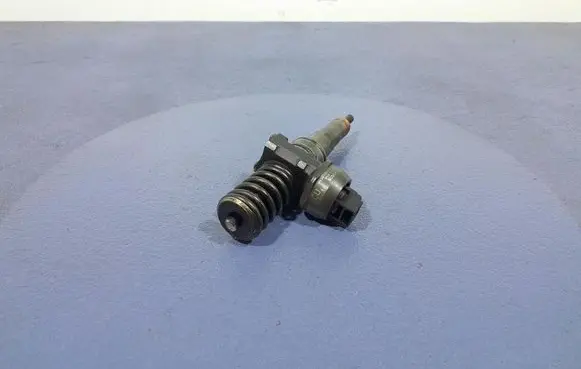 Volkswagen PASSAT B6 Fuel injector 038130073BQ
