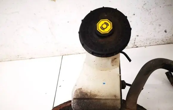 Honda CR-V Brake fluid reservoir 
