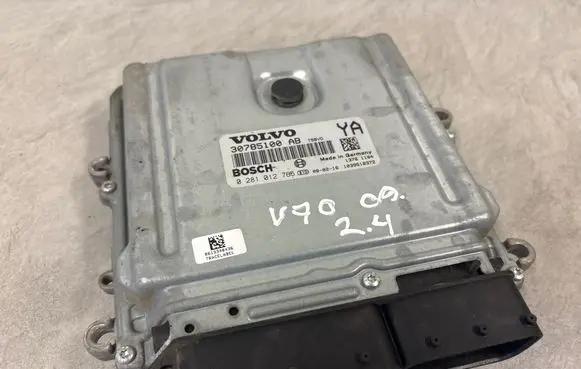 Volvo V70 Engine control unit/module 30785100AB 1039S18372 0281012765
