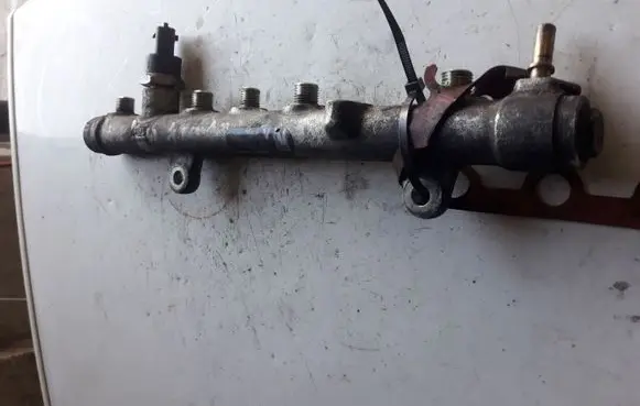 Renault Scenic II - Grand scenic II Fuel distributor 0445214065